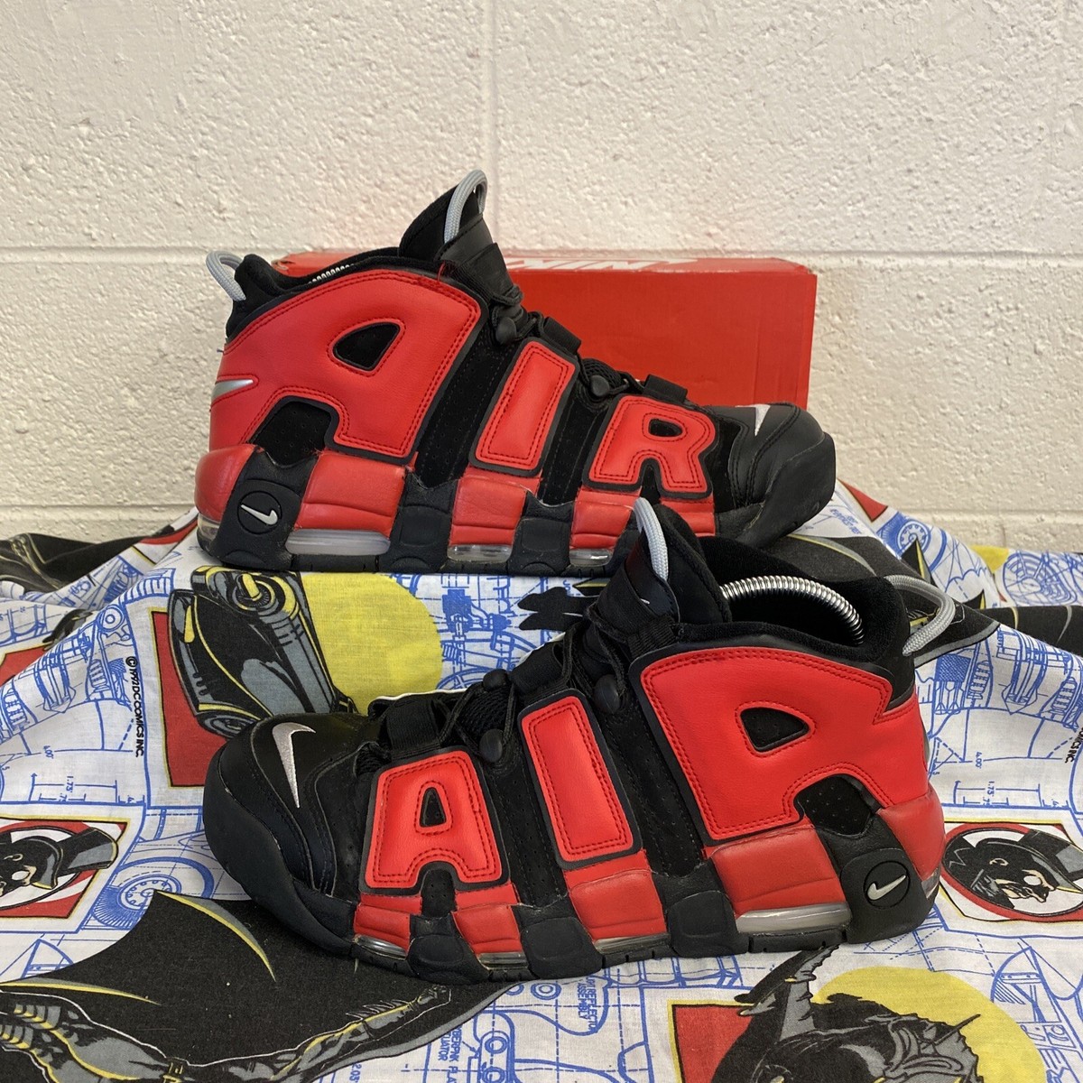 スニーカー Nike Air More Uptempo 96 Black and University Red DJ4400-001 Nike Air More Uptempo '96 Black University Red Alternate