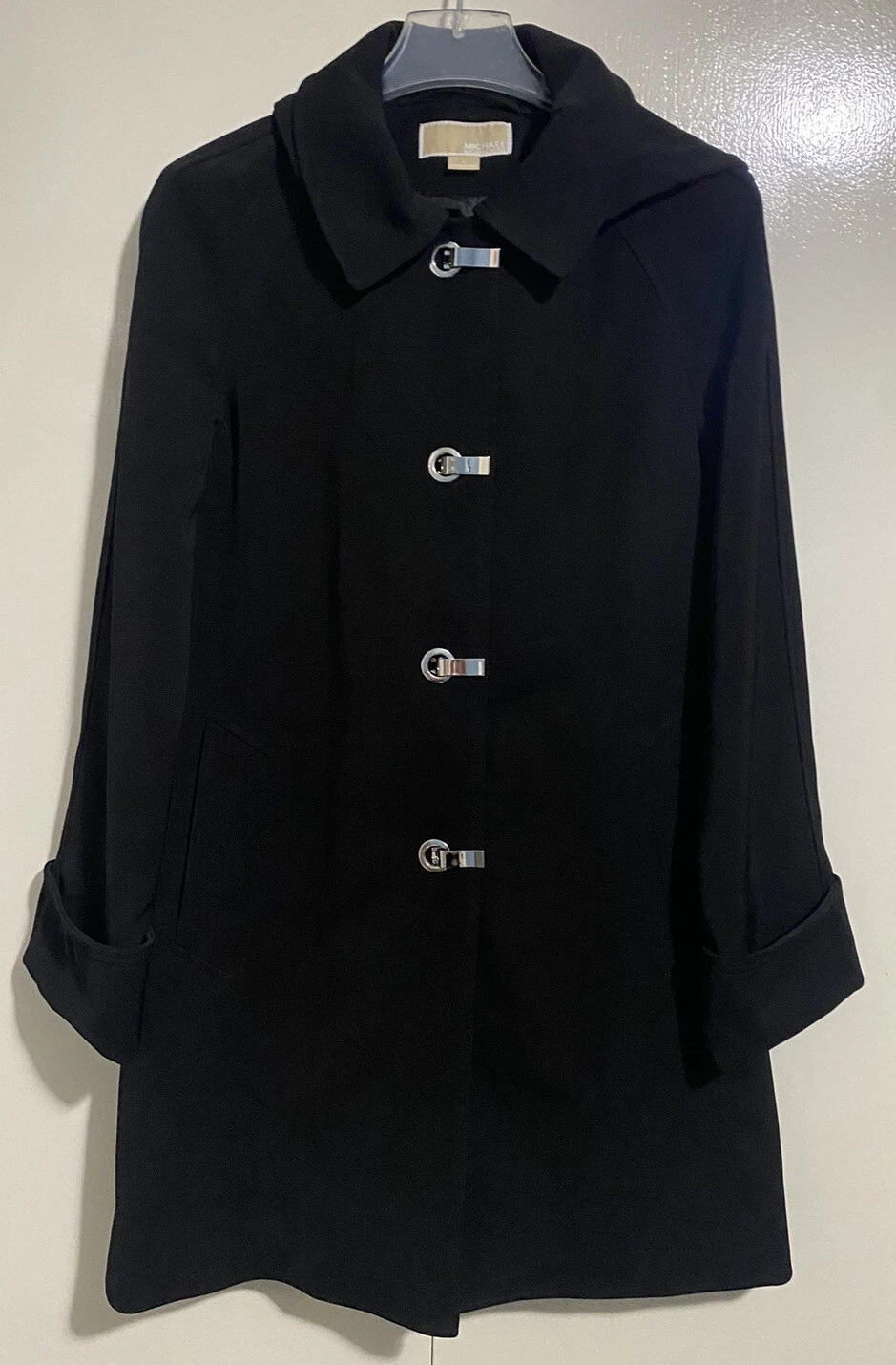 Cappotto Michael Kors con cappuccio nero tasche pavone argento chiusura a gancio donna piccolo