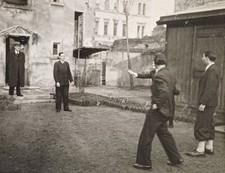 Vier Männer diskutieren auf eine Hinterhof junger Mann Knickerbocker Hose Foto