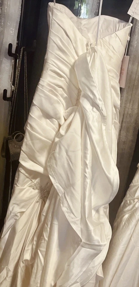 CASABLANCA BRIDAL - STYLE 2037 IVORY SATIN, FIT FLARE NEW WITH TAGS, SIZE 8  - Image 4 of 4