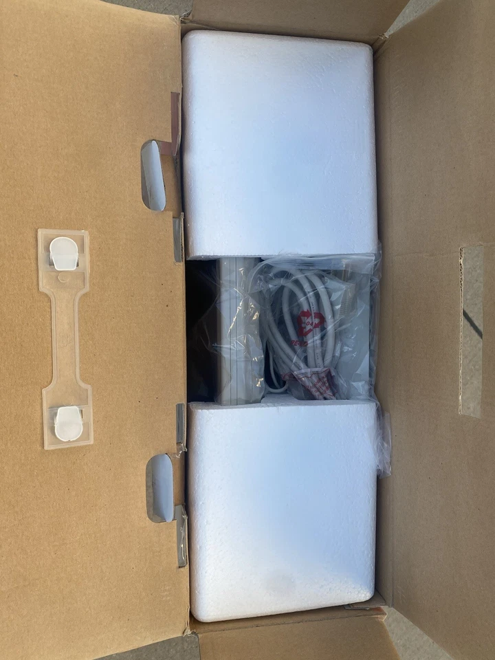 New Old Stock 17" LCD Desktop Computer Monitor VGA Retro Square 4:3 w/ Speakers - Image 4 of 4