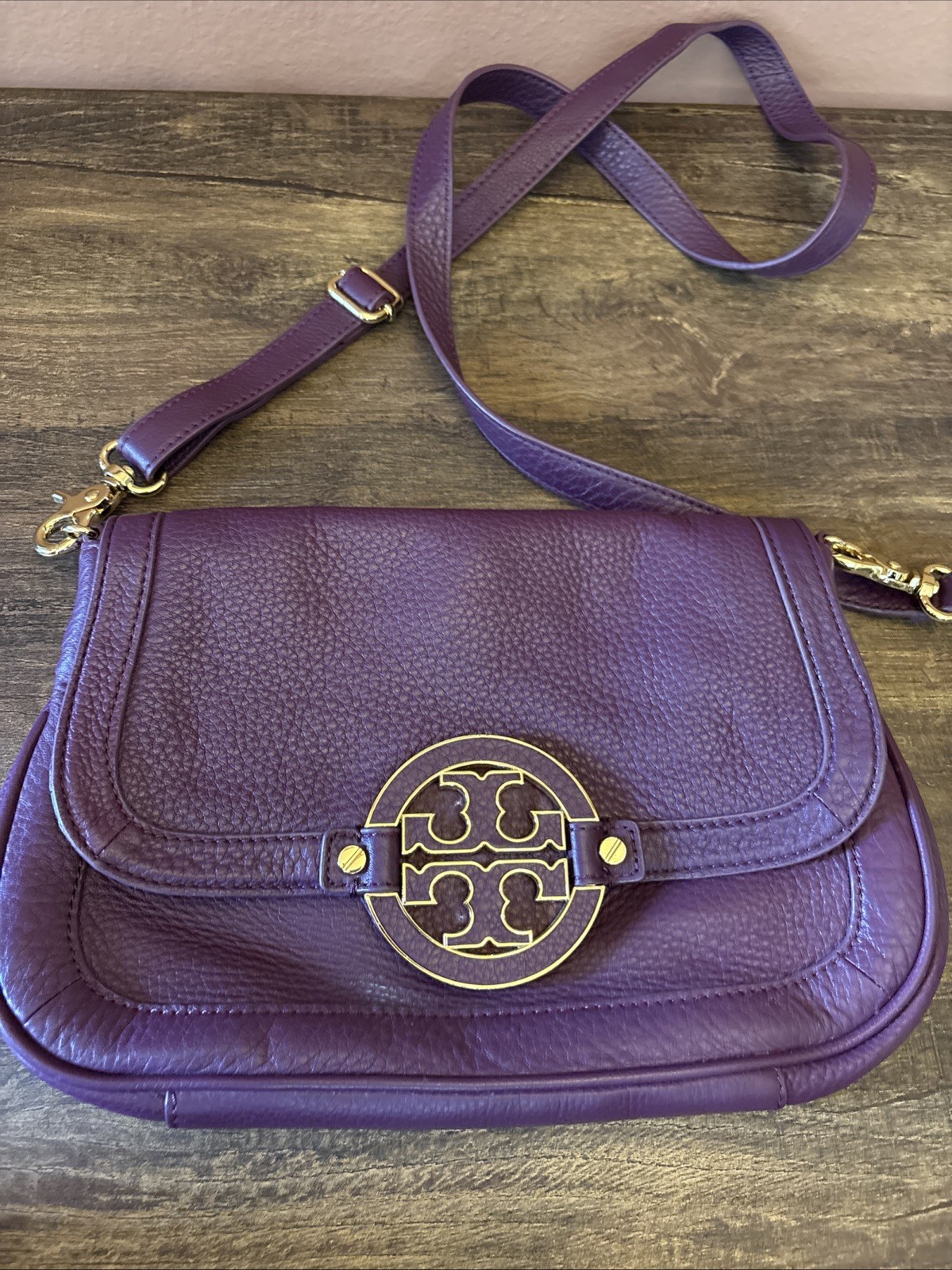 Tory Burch Amanda Mini Pebbled Leather Crossbody Bag In Purple