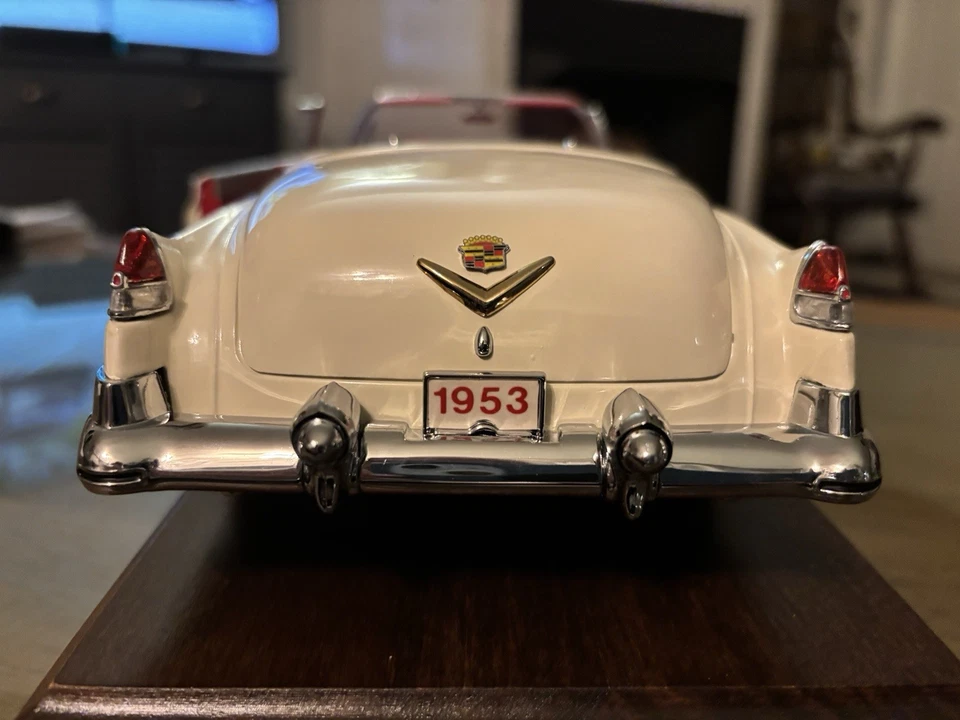 Danbury Mint 1:16 1953 Cadillac Eldorado Convertible Die Cast Base Papers & Case - Image 3 of 4