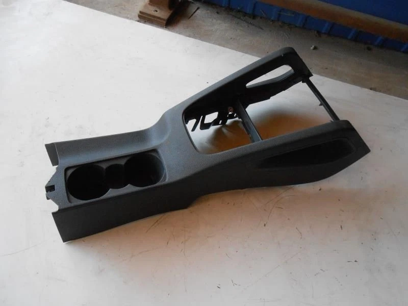 Volkswagen Rabbit 2007 piso consola central carcasa cambio bisel portavasos Foto 2 de 3