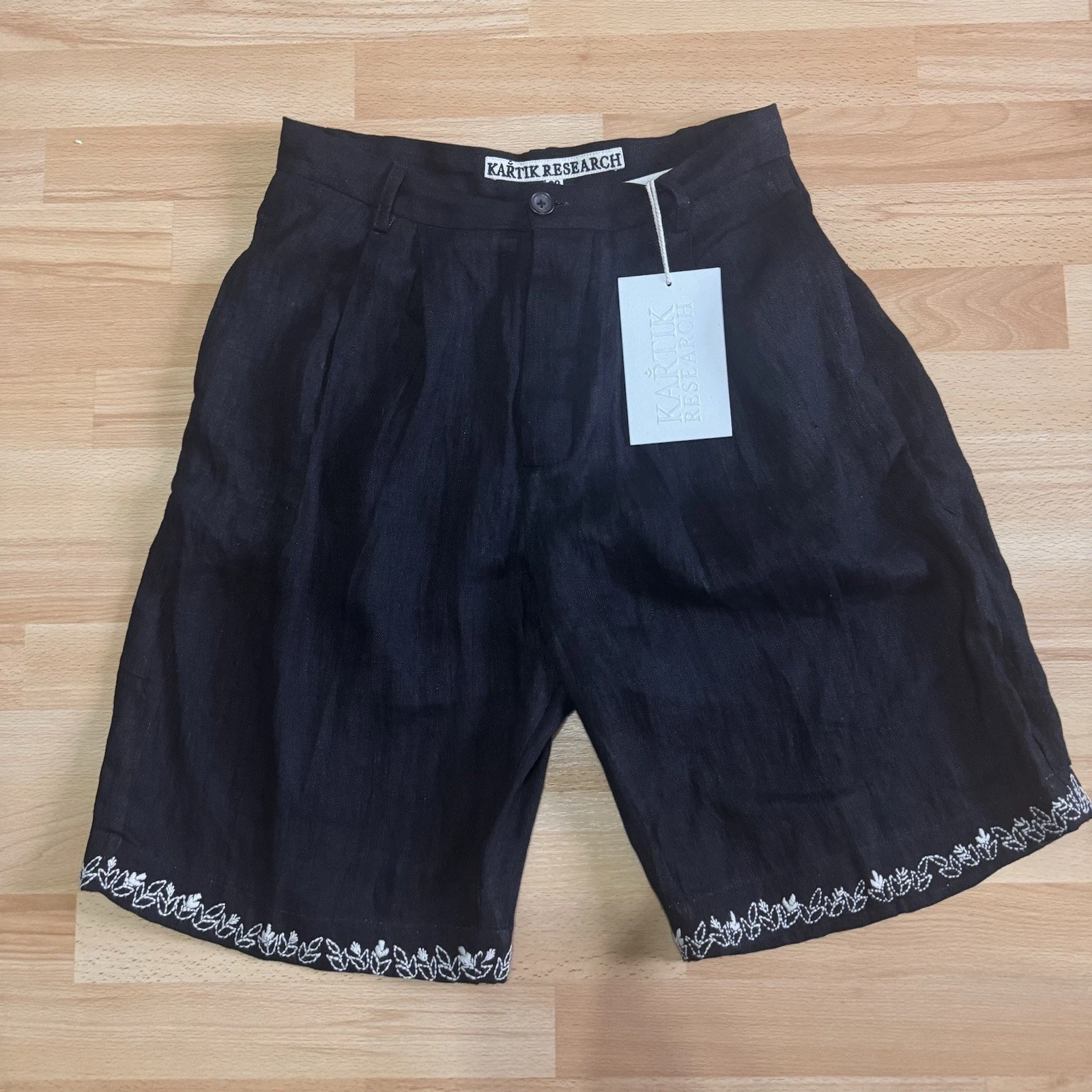 NEW! £335 KARTIK RESEARCH Black 100% Linen Embroidered Shorts 30W Floral
Opens in a new window or ta