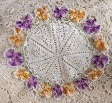 Napperon au crochet délicat Pensées années 1940. Décor printanier, shabby chic, maison de grand-mère