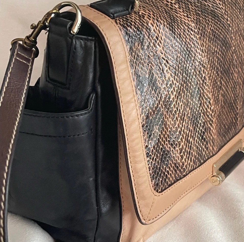 Bolso Cartera DVF Cuero Genuino Estampado Piel de Serpiente - Negro y Tostado (USADO EN EXCELENTE ESTADO) Foto 3 de 4