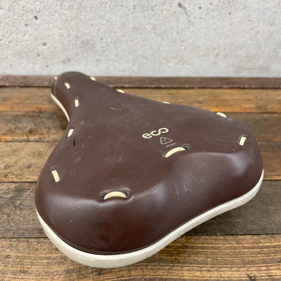 Sillín Bontrager Eco Seat Comfort Reciclado Nebulosa Marrón Ancho Reciclar Puntada Corte Foto 2 de 4