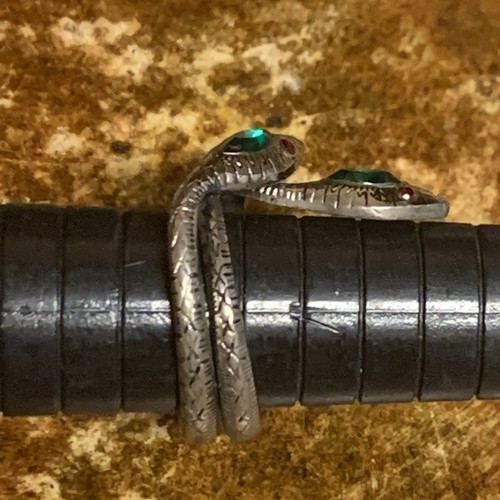 Anello vintage argento doppio serpente con pietre verdi e rosse made in Germany misura 6,5 - Foto 5 di 8