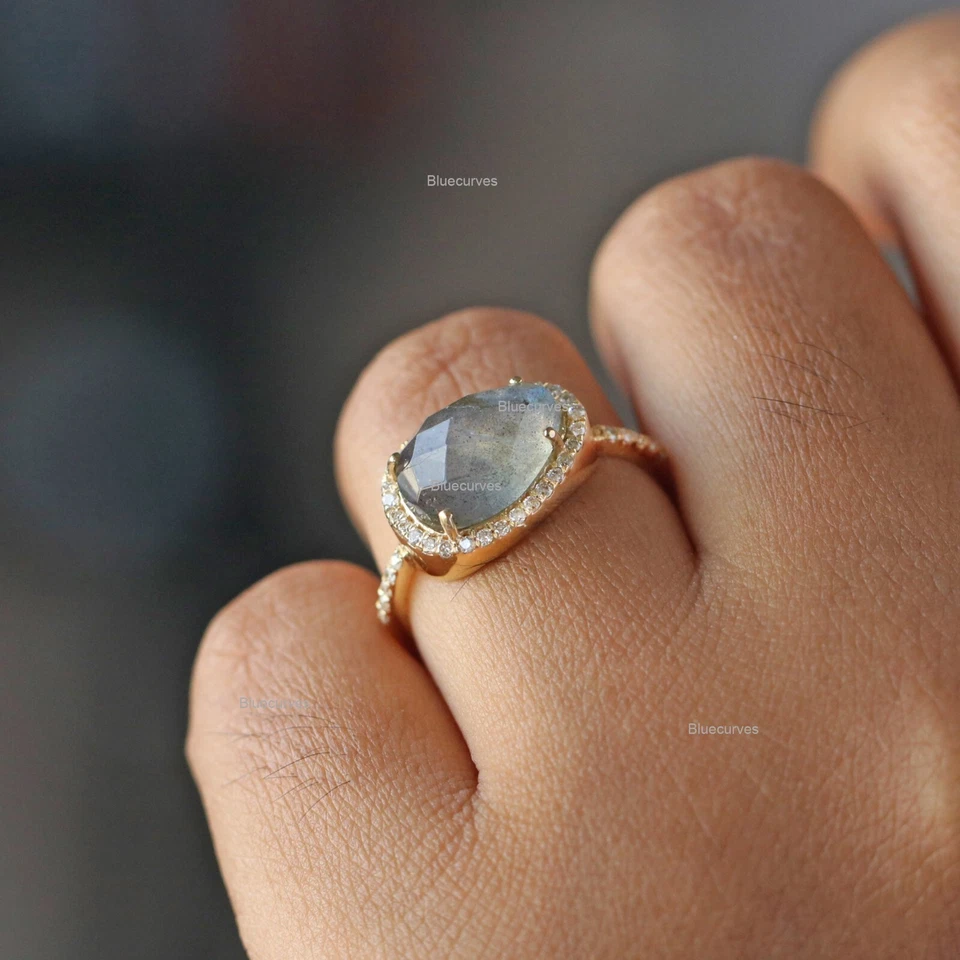 Anillo con halo de piedras preciosas pavé de diamantes reales y labradorita de fuego azul real de oro sólido de 14 k Foto 4 de 4