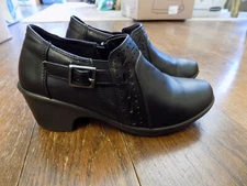 Easy Street Comfort Wave Black Clog 2" Heels sz 5.5 Faux Leather Shoes Booties