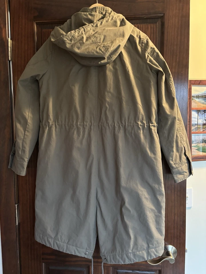 Abrigo impermeable parka cargo utilitario GAP para mujer con capucha forrado verde oliva mediano Foto 4 de 4