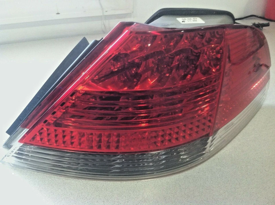 BMW 750i 750Li E65 E66 2005-2008 ~ luz de freno trasera derecha ~ pieza OEM Foto 2 de 4