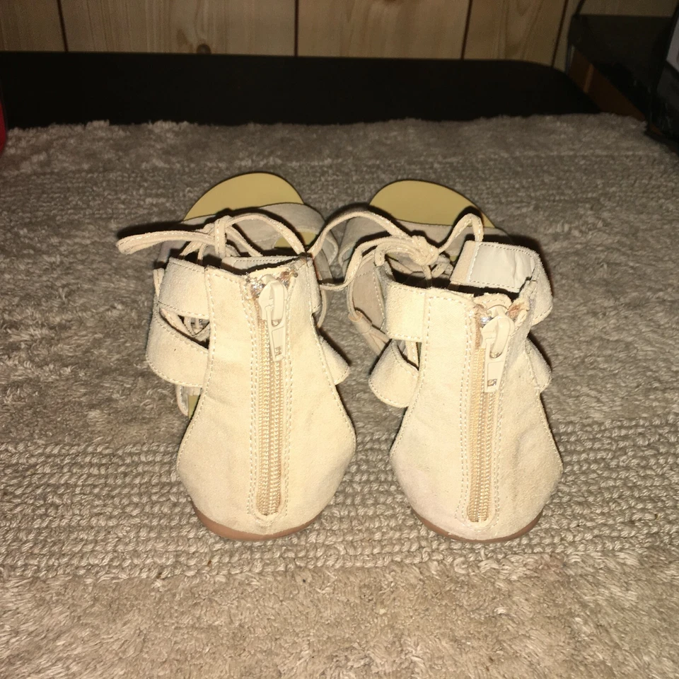 Sandalias gladiador beige Wet Seal para mujer talla 8  Foto 4 de 4