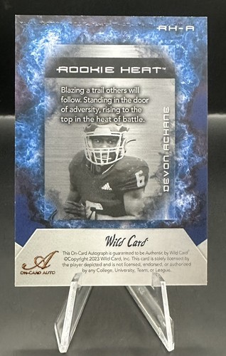 DEVON ACHANE 2023 ROOKIE HEAT WILD CARD AUTOGRAFO OPACO/10 #RH-A - Foto 2 di 2
