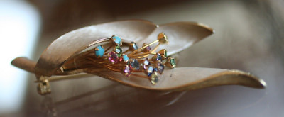 vintage :* KRAMER FROSTED LEAVES W/COLORFUL CENTER STONES PIN ON GOLD TONE:* 3''
