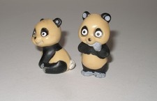 Tao Tao 1984 Tao stehend und sitzend beide mit wei&szlig; bemaltem Schwanz
