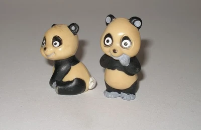 Tao Tao 1984 Tao stehend und sitzend beide mit weiß bemaltem Schwanz - Bild 1 von 2