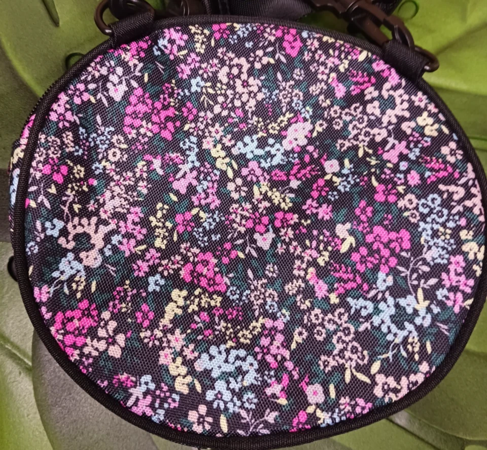 维多利亚的秘密粉红色 ~ 小号圆形花卉旅行箱 ~ 化妆首饰等 ~ 7 — 第 2/4 张图片