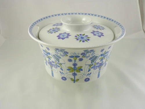 FIGGJO LOTTE 1972 2 WOMEN COVERED CASSEROLE BOWL 2 QT BY turi-design NORWAY