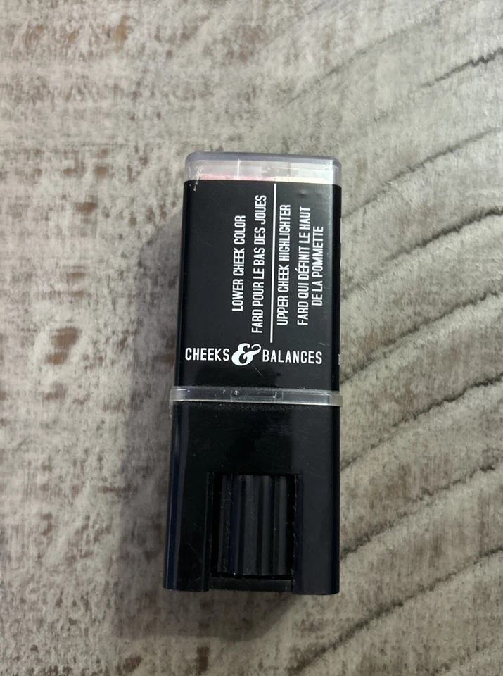 Duo de mejillas y equilibrios Hard Candy iluminador y contorno de mejillas rosa descarado #767 Foto 4 de 4