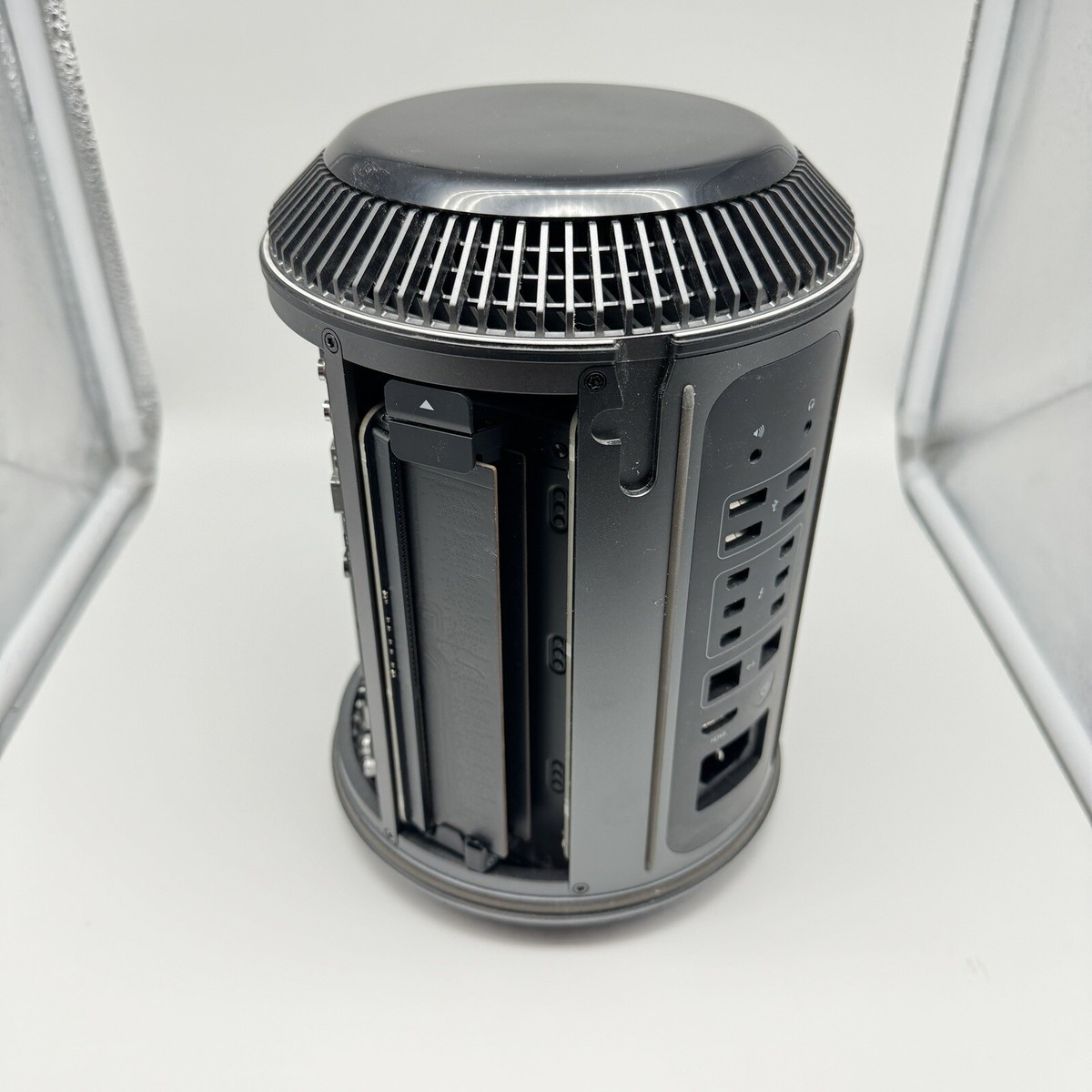 Apple Mac Pro 2013 A1481 | 3.70GHz Xeon E5 | 12GB RAM Apple Mac Pro 2013 A1481 | 3.70GHz Xeon E5 | 12GB RAM