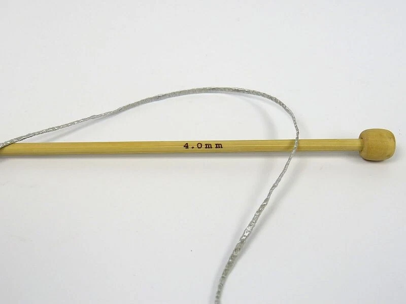 Hilo de cinta delgada Fettuccia plateada 82224 hilos de hielo 50 gramos, 114 yardas x 2 mm de ancho Foto 3 de 4