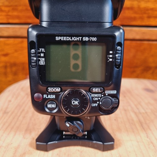Flash Speedlight Nikon SB-700 en Excelente Estado con Accesorios y Estuche - Imagen 10 de 16