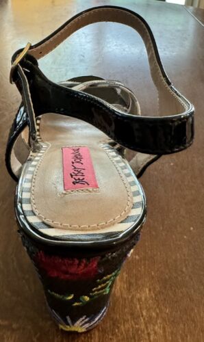 Betsey Johnson TRACI Gingham Plaid EMBROIDERED FLORAL Wedge HEELS Women’s Size 9 - Picture 9 of 24