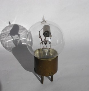 R valve 1920's or earlier. Unusual brass base. Open circuit filament.