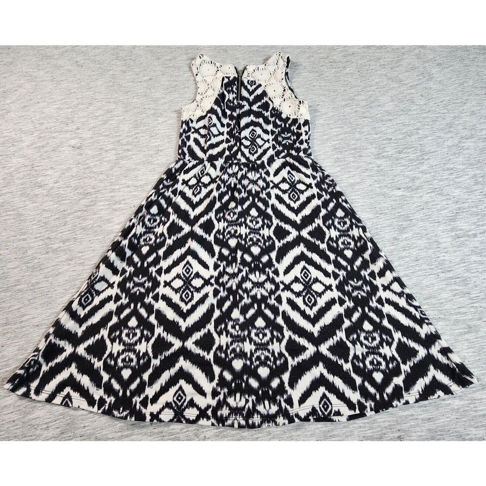 Vestido A Line Detalle Encaje Sobre la Rodilla Mini Sin Mangas Juniors Talla XS Negro Blanco Foto 4 de 4
