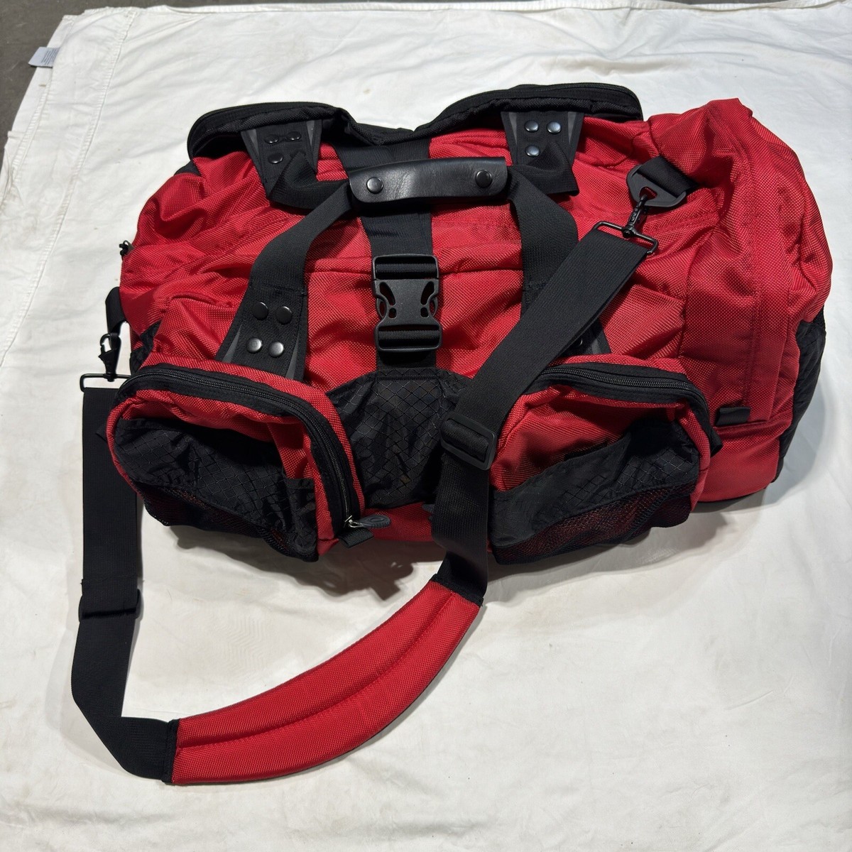 Oakley Icon 2.0 Duffle Bag Red Black Tactical Software Oakley Icon 2.0 Duffle Bag Red Black Tactical Software