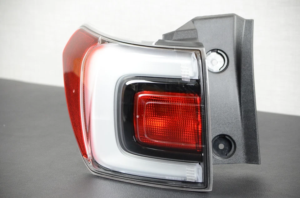 ¡Perfecto! GMC Acadia 2017-2019 luz trasera LED conductor izquierdo izquierda exterior transparente OEM Foto 2 de 4