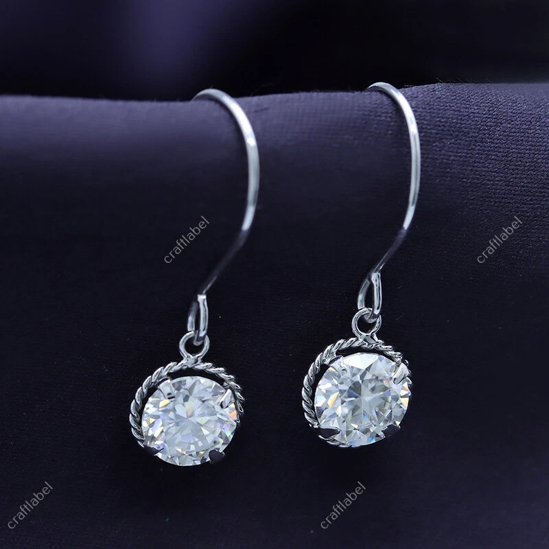 Pendientes colgantes circulares de moissanita de corte redondo de 2 quilates creados en laboratorio en oro macizo de 10 quilates Foto 3 de 4