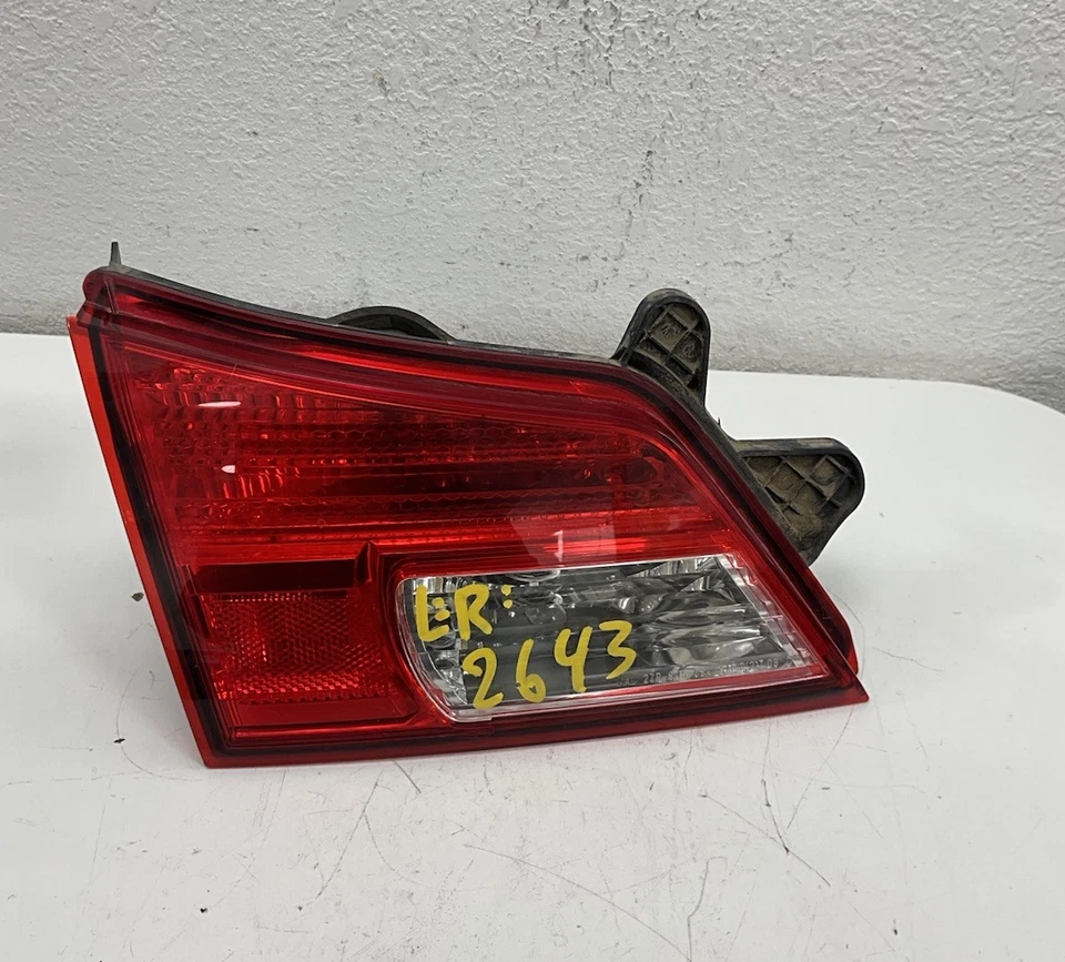 Luz trasera interior lateral izquierda Subaru Outback 2013 OEM Foto 2 de 4