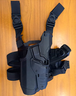 Black Tactical Drop Leg Thigh Glock 17 Tac Light Holster.
