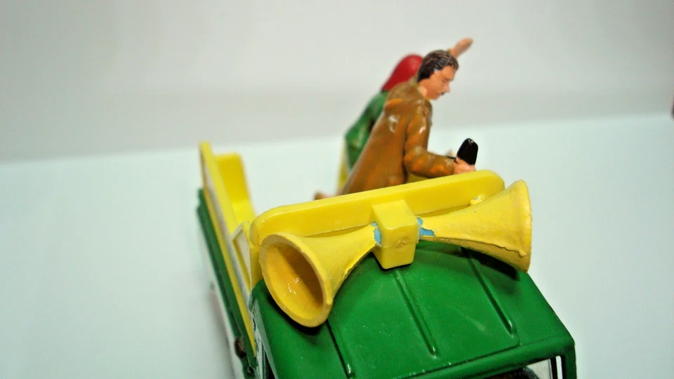 Corgi Toys  Original 1960s No.472 Vote for Corgi Land Rover - Image 4 of 4