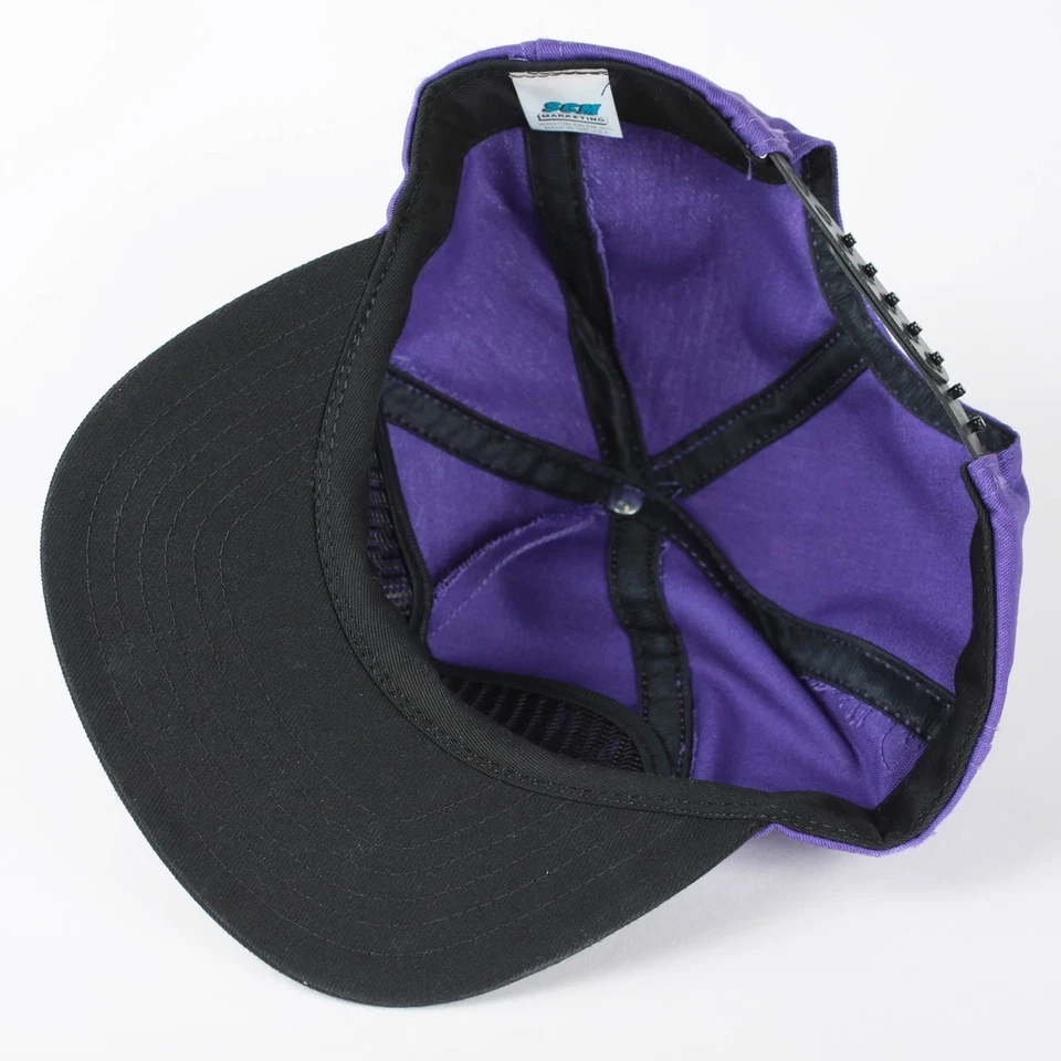 Chapéu Snapback Raro Vintage Camelo Cigarros Roxo e Preto com Cachecol Xadrez - Imagem 4 de 4