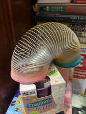 moses. Treppenhüpfer Rainbow, Hüpfende Metall-Spirale in Regenbogen-Farben, ...