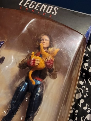  Captain Marvel & GOOSE  Legends in Bomber Jacket Figure Accessories Included  - Picture 7 of 14