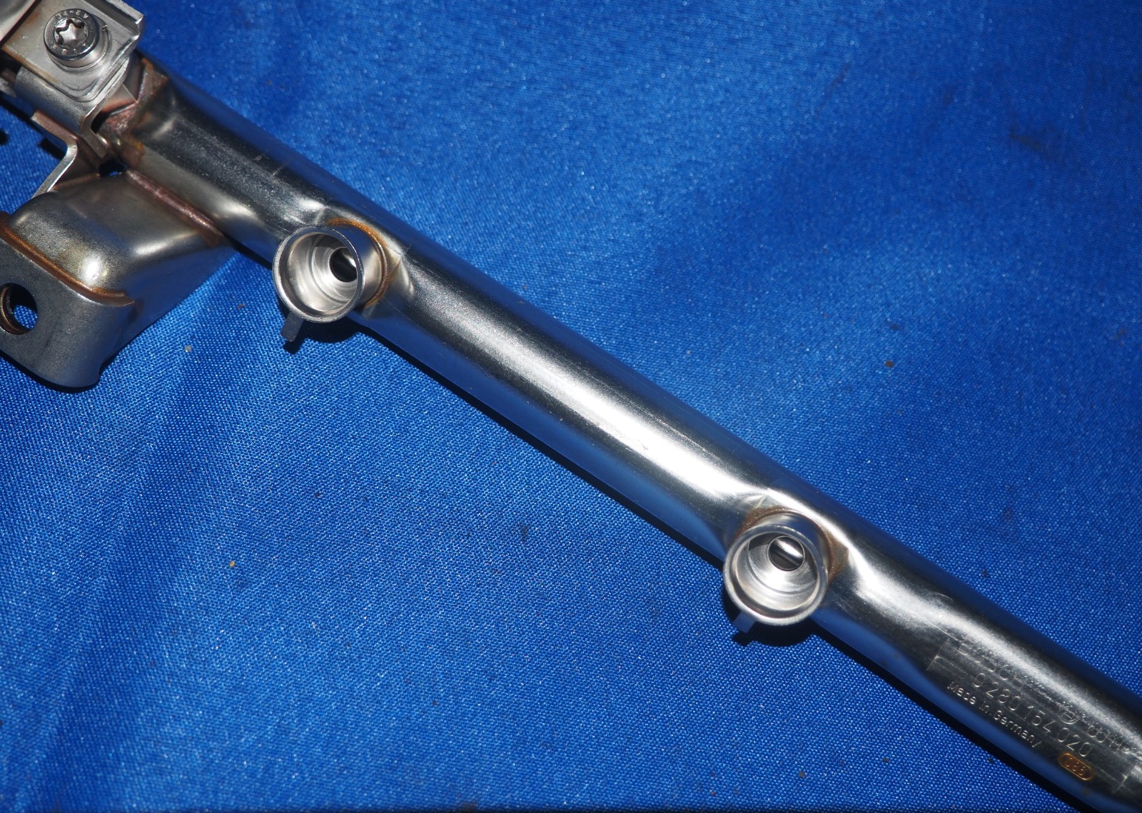 1996-1999 Ferrari F355 5.2 Motronic 3.5L V8 F129 Left Fuel Rail W/Regulator OEM