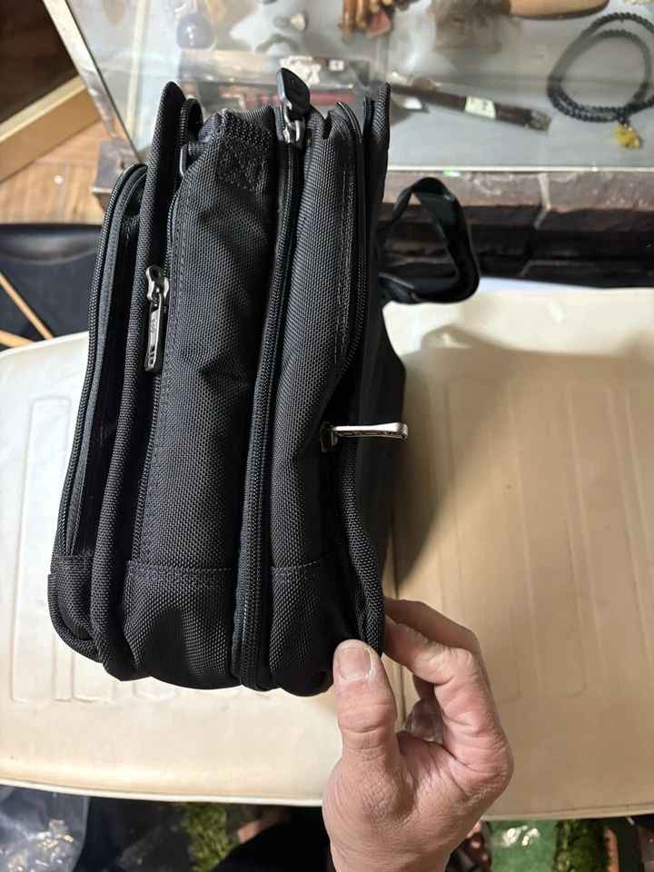 Victorinox/Swiss Army 17” Travel Shoulder Bag/Briefcase/Laptop - Image 2 of 4