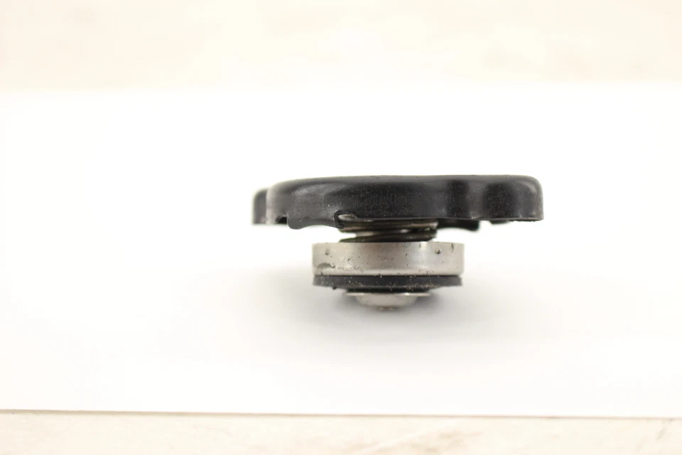 2015 Kawasaki Ninja 300 EX300A OEM RADIATOR CAP 49085-1066 Foto 4 de 4