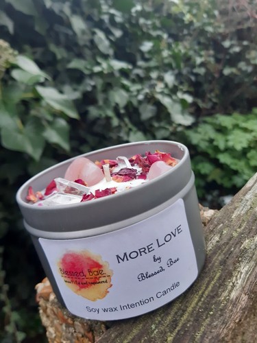 Handmade soy wax Intention Candle with Rose Quartz and Clear Quartz - Picture 2 of 3