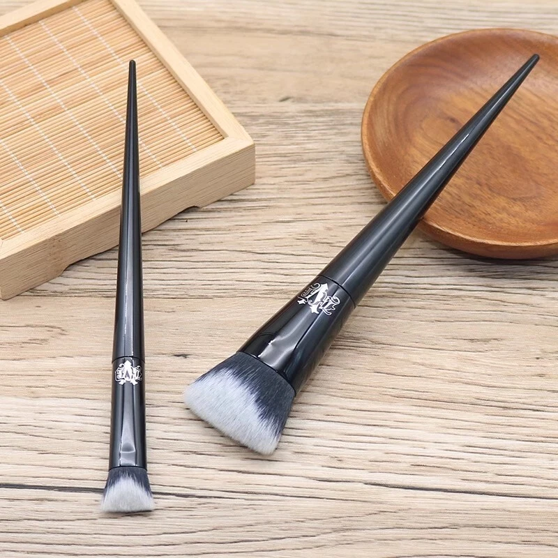 Cepillo base Kat Von D Lock-It Edge #10 + cepillo corrector #40 2 piezas Foto 2 de 4