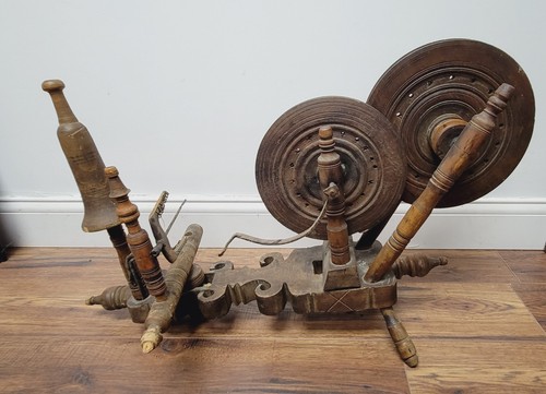 Antigua herramienta de madera con rueda giratoria de mesa Charkha de Anatolia para algodón