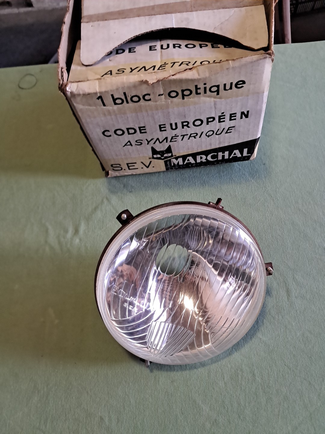 Optique Marchal Equilux 485 en verre d'époque pour Simca Aronde