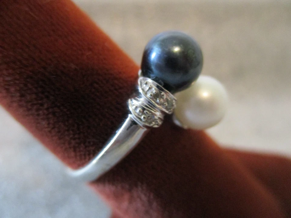 14 ORO BLANCO Y NEGRO PERLAS 7mm con ANILLO ACENTO DIAMANTE por ES -TALLA 6.25 -3.5g Foto 4 de 4