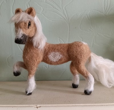 Nadelfilzpony handgefertigt