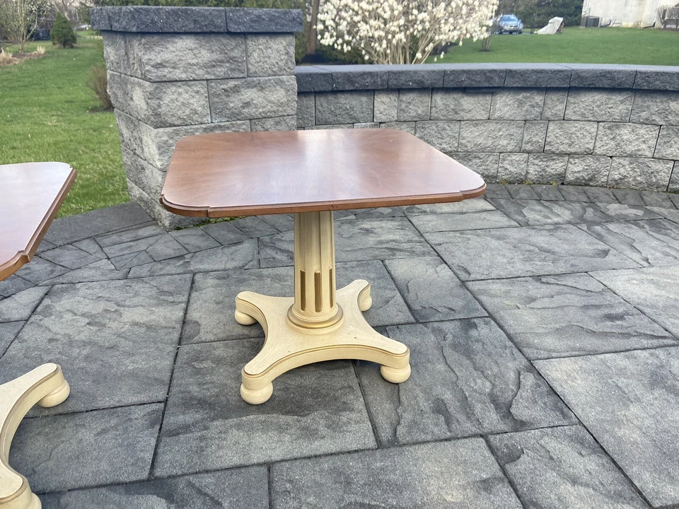 Mesas auxiliares de pilar de nogal Henredon Neo Classic Regency vintage - un par Foto 3 de 4